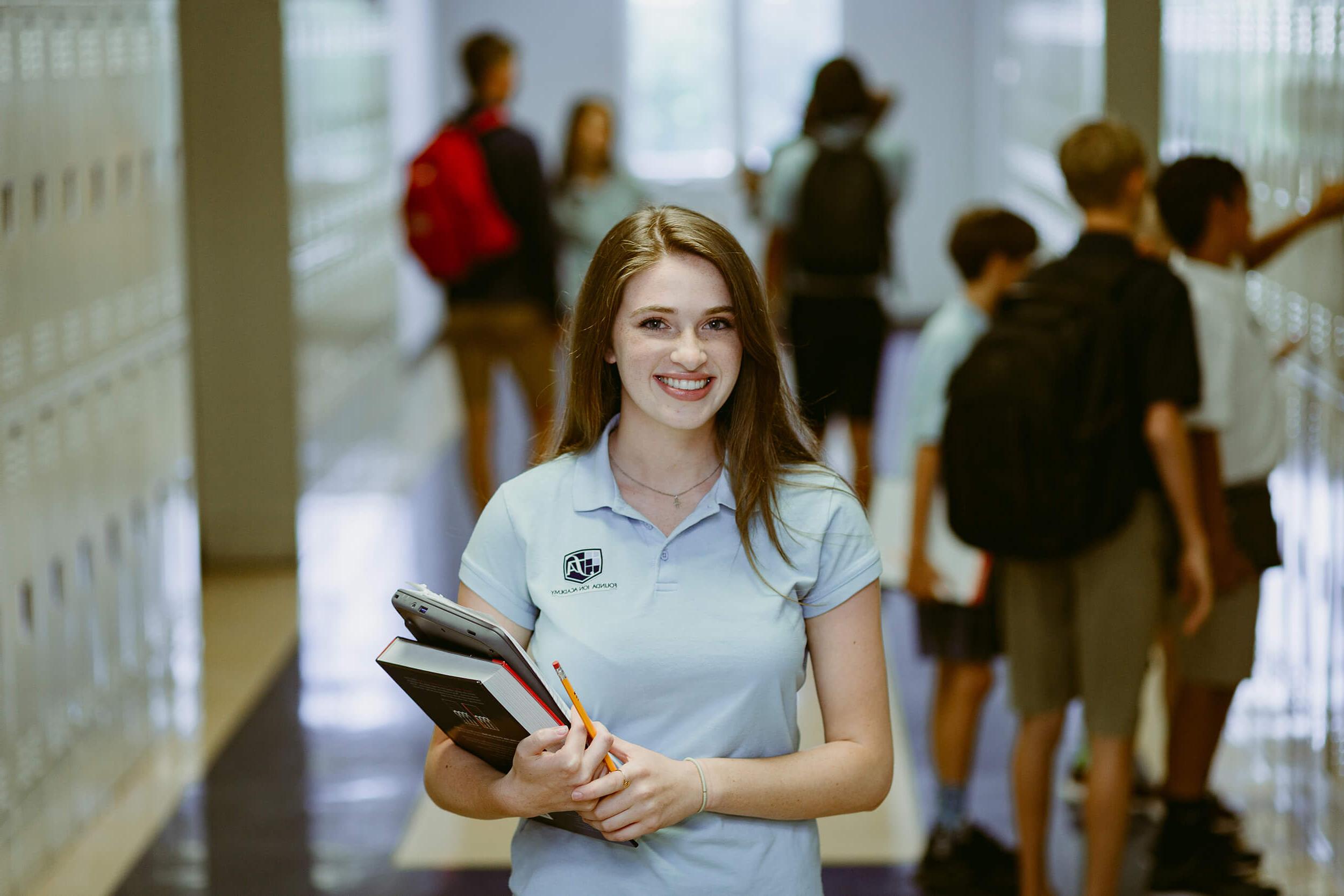 Student at <a href='http://ccse.sym-biosis.net'>澳门威尼斯人网上赌场</a> Academy in school hallway